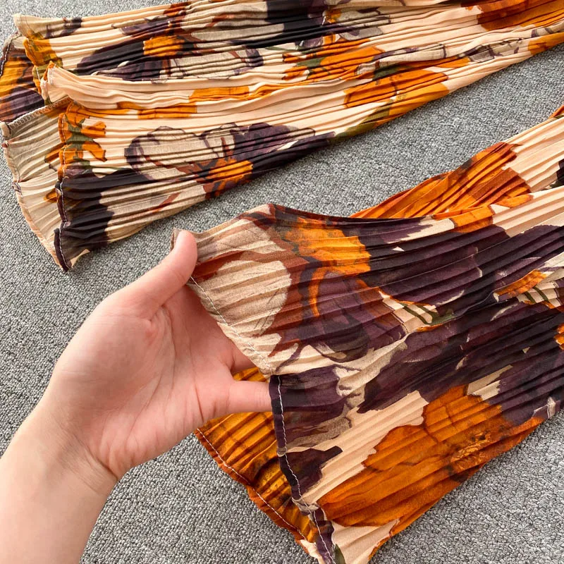 Женский топ на тонких бретельках с цветочным принтом и плиссированные