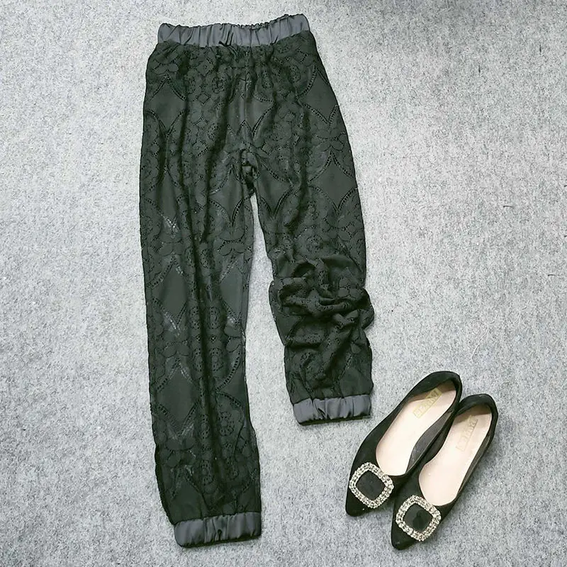 Женский кружевной пиджак черно-белый с пятиконечными рукавами и брюки в