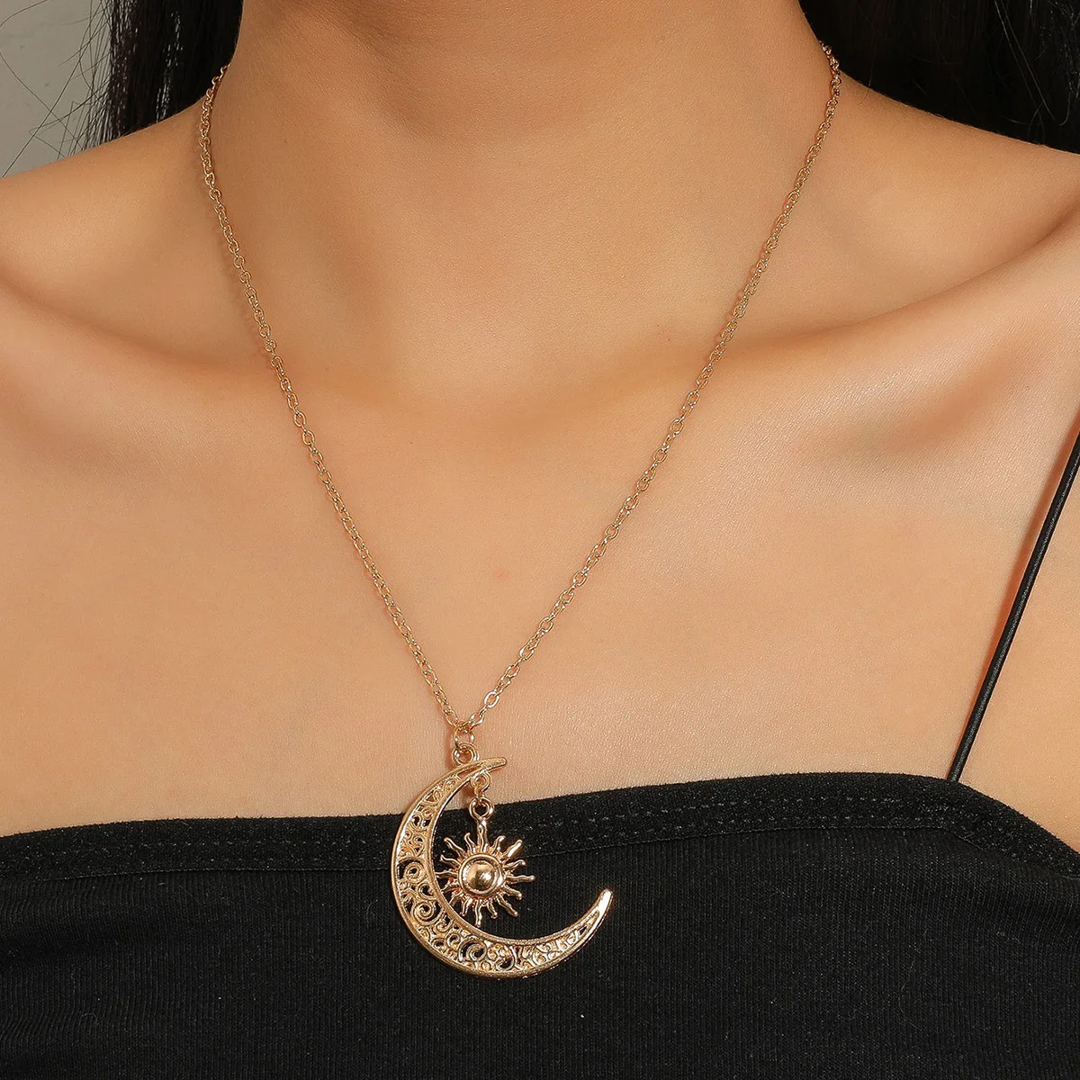 

Metal Sun Moon Pendant Necklace A Song of Ice and Fire Hollow Long Sweater Chain Men's Women's Gold Chain Necklace Jewelry