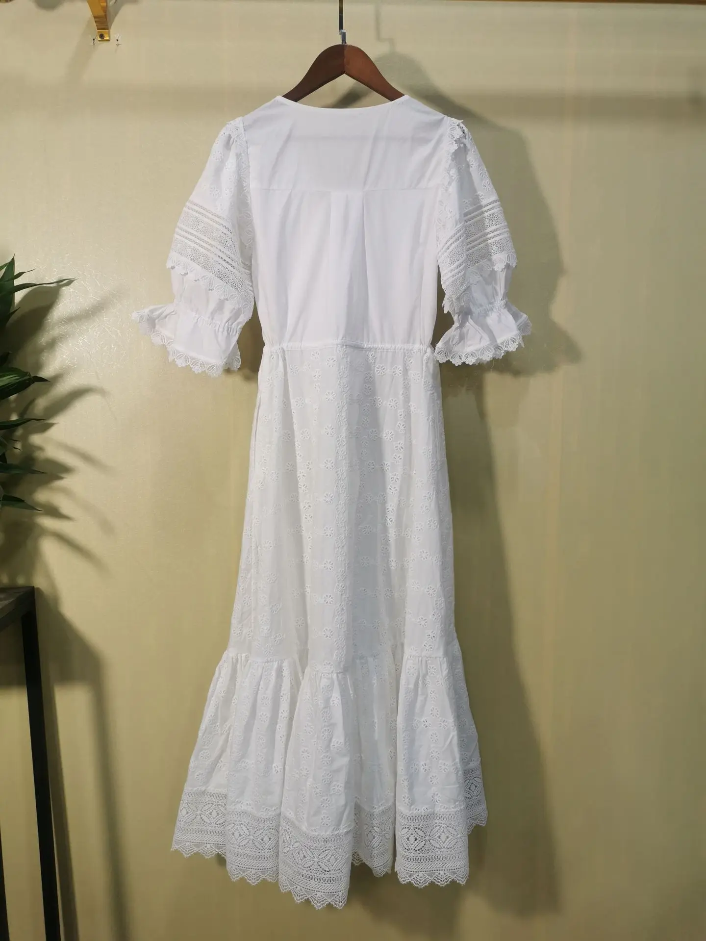 

2021 Autumn Dress Female White Lace Cut-out Ruffles Puff Short Sleeve Dress High Waist Slimming Elegant Maxi Dress for Women