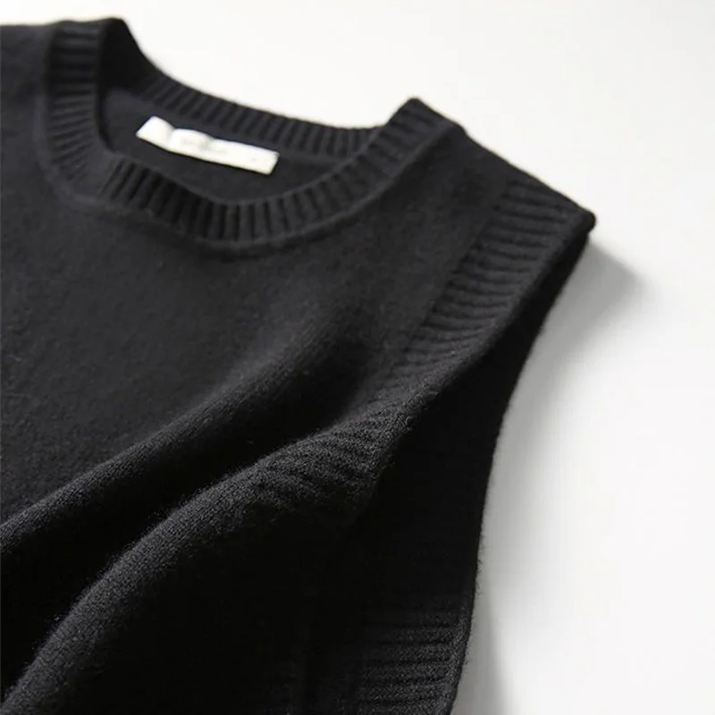 Женский трикотажный жилет без рукавов с круглым вырезом и боковыми пуговицами -