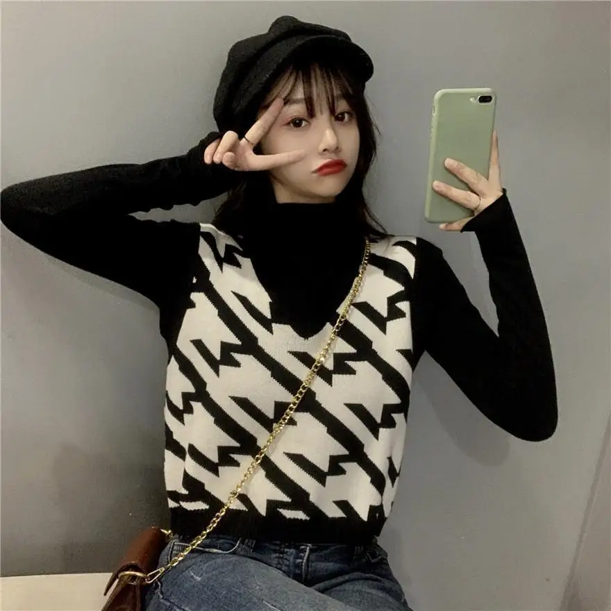 

Женский трикотажный жилет с V-образным вырезом и надписью