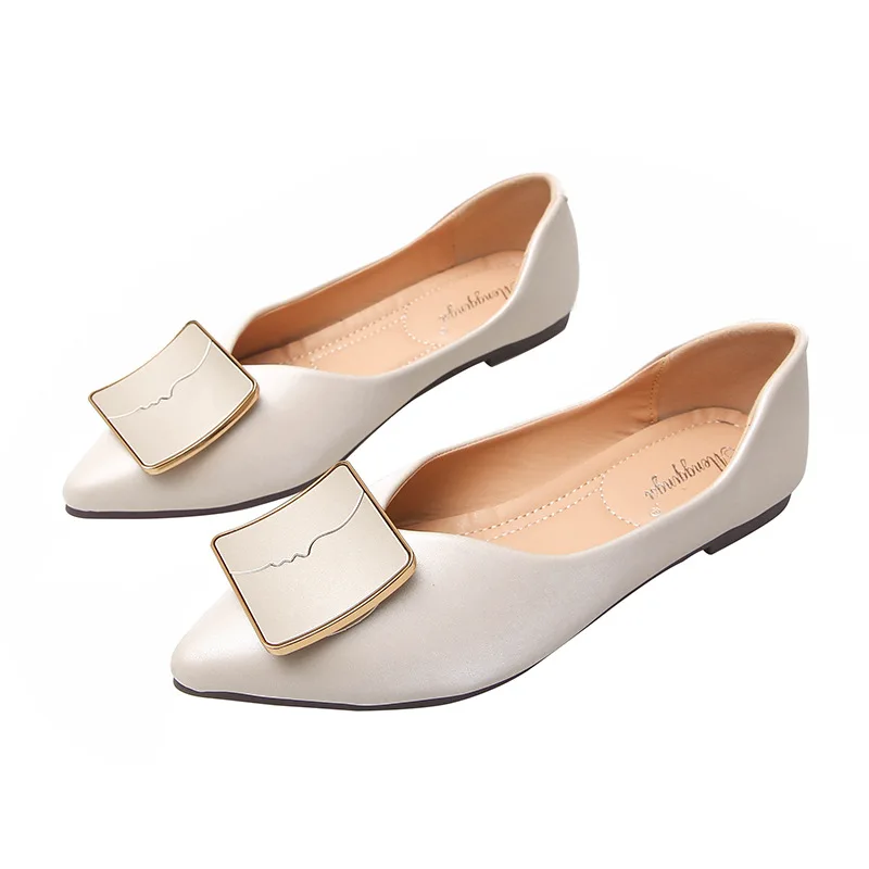 Туфли на плоской подошве женские слипоны с металлическим украшением низкие