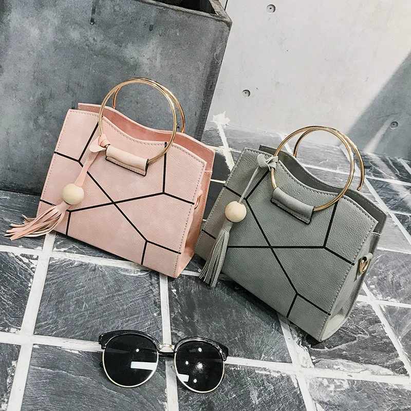 Женская сумка на плечо через кольцо винтажная с кисточками и украшением из