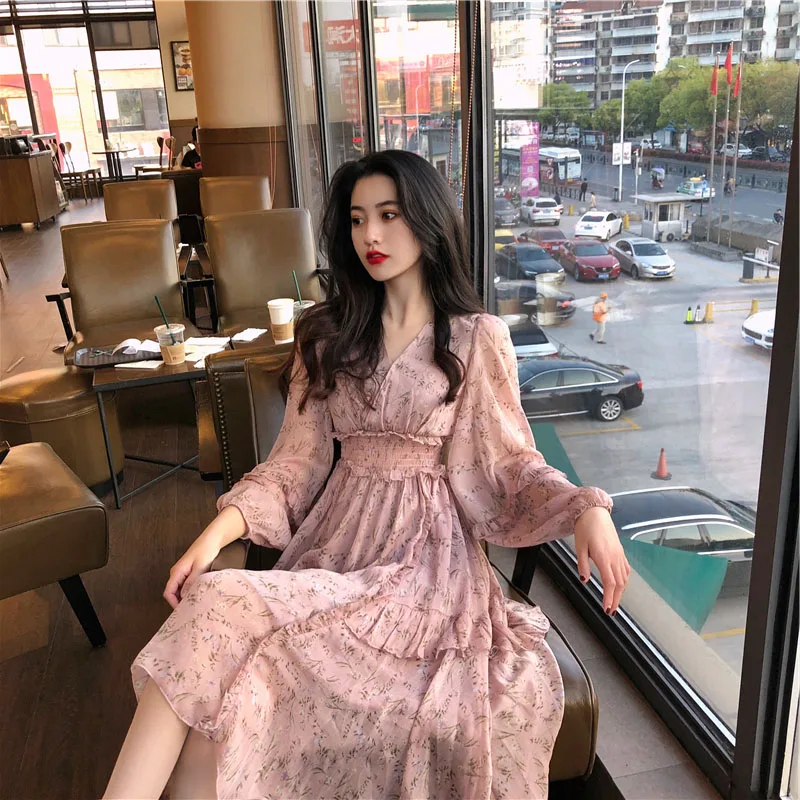 

Женское шифоновое платье-комбинация с цветочным принтом и V-образным вырезом