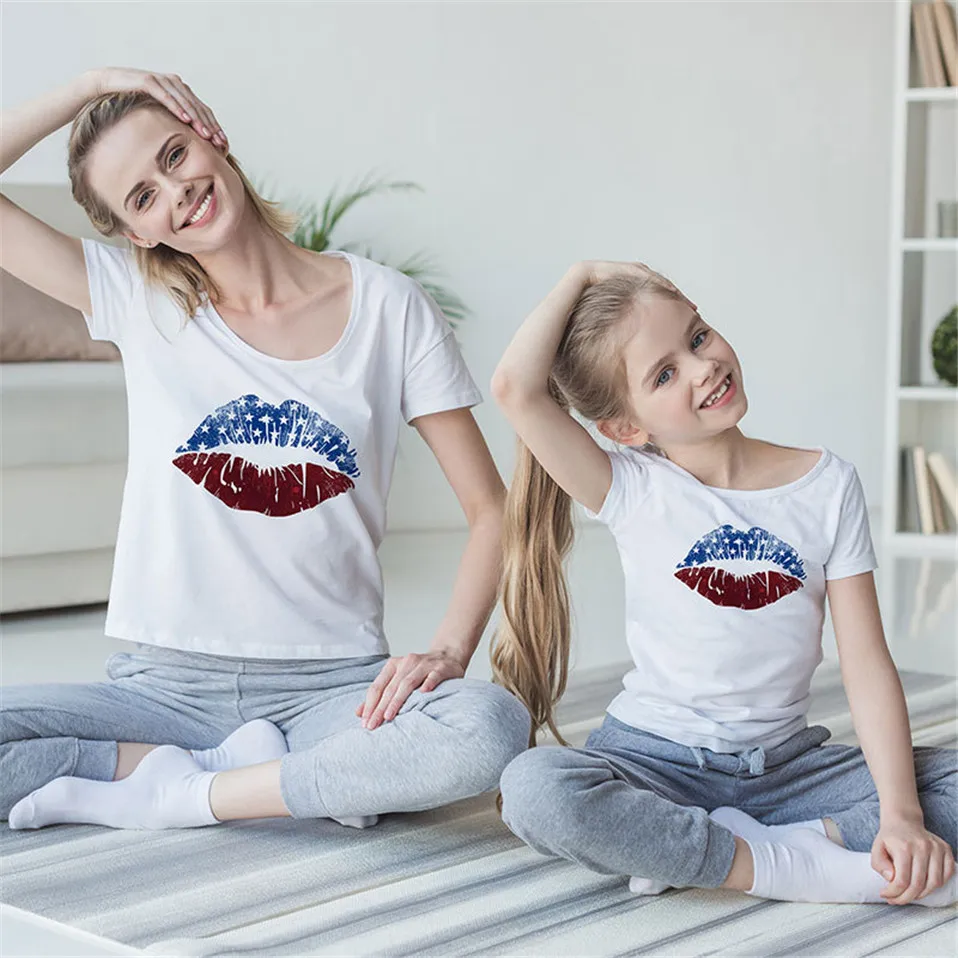 

Mother Daughter T-shirts Summer Family Matching Outfits Mom Baby Mommy and Me Tee-shirt Clothes Woman Girls Cotton Tops