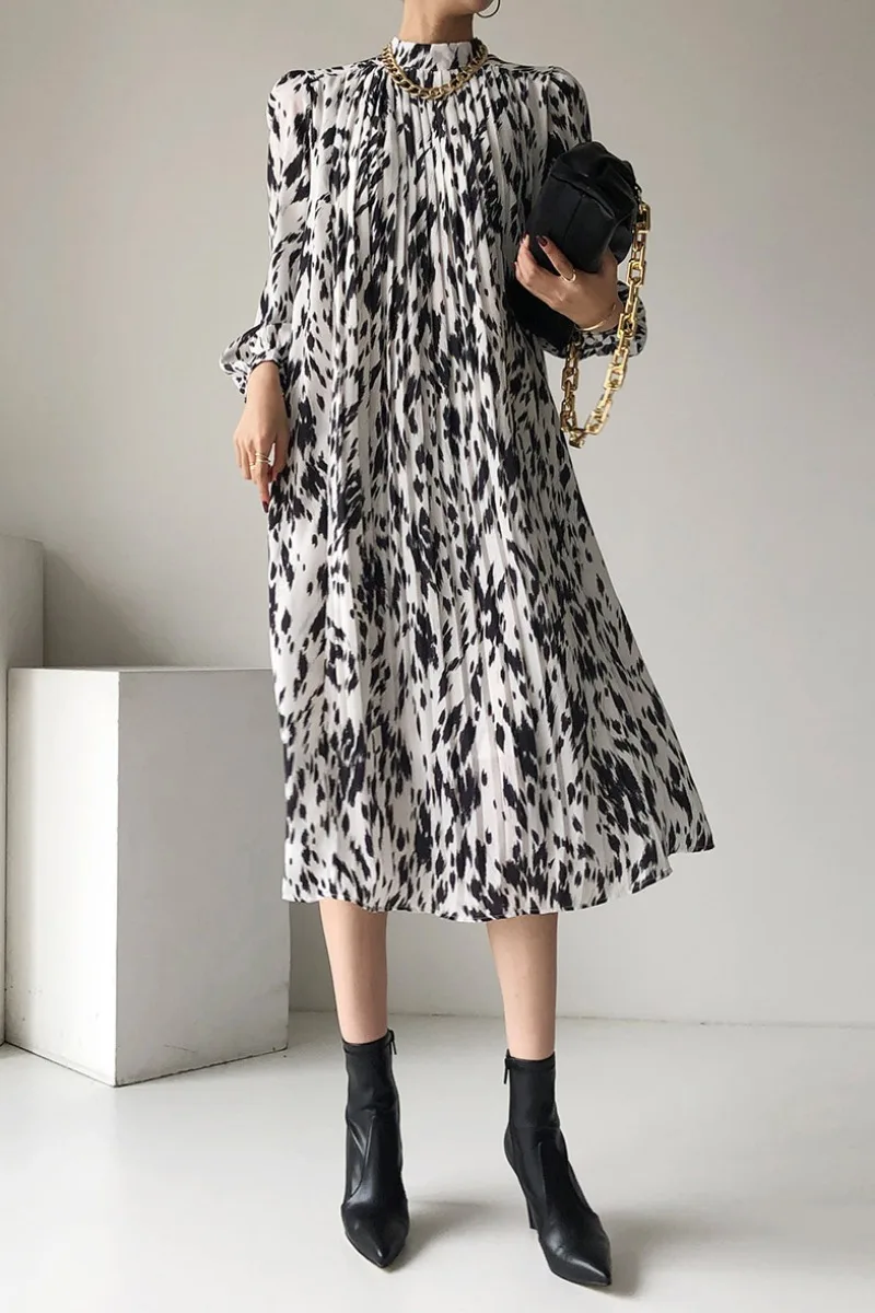 Женское платье до середины икры свободное со стоячим рукавом и пышными рукавами