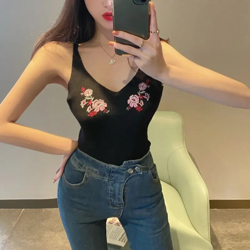 

Summer Korean Wind Hyun Ya Wind Flower Embroidered Small Camisole Knitted Interior and Outer Wear Short Bading Top Women