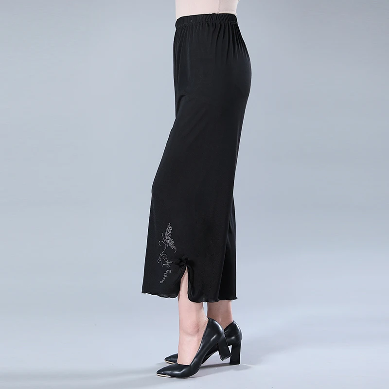 

Middle Aged Women Summer Black Wide Leg Chiffon Cropped Pant Squined Hem Loose Fitting Elastic Waist Trouser Mother Bottoms 2021