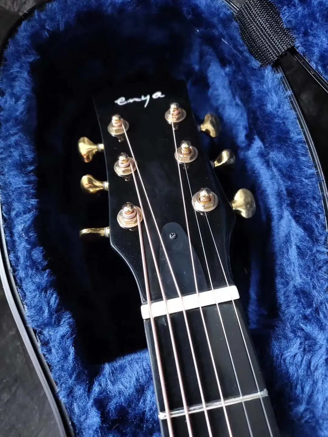 Enya Guitar X4 41” Carbon Fiber AcousticPlus Cutaway Package with Hard Case Leather Strap | Спорт и развлечения