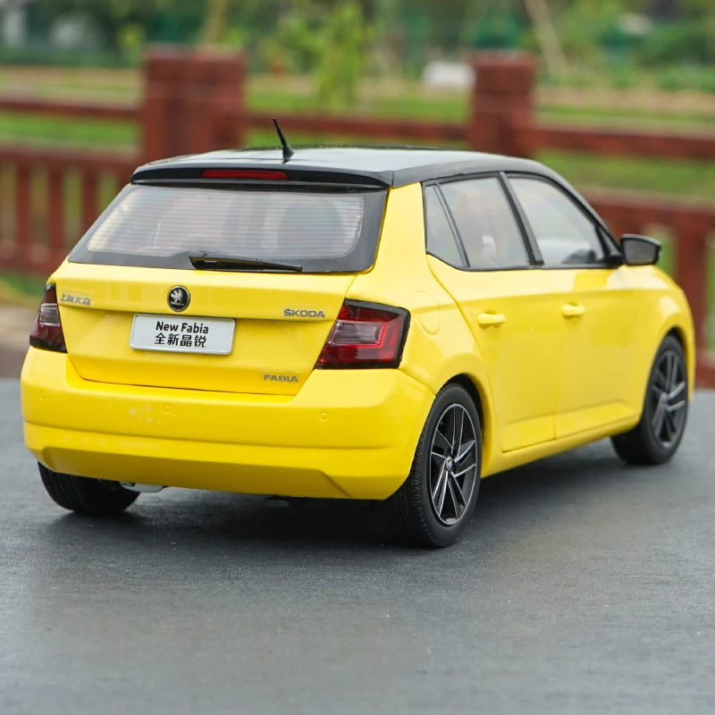 Оригинальный завод Аутентичные 1:18 VW Skoda новая фабия литье под давлением седан