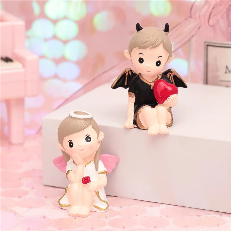 Cute little couple devil angel small hand office doll cake decoration scene baking plug-in plug home decor resin candy | Дом и сад