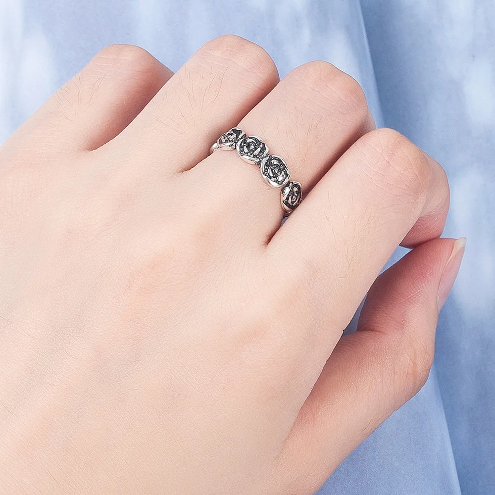 

Кольцо женское из серебра с гравировкой в виде цветка