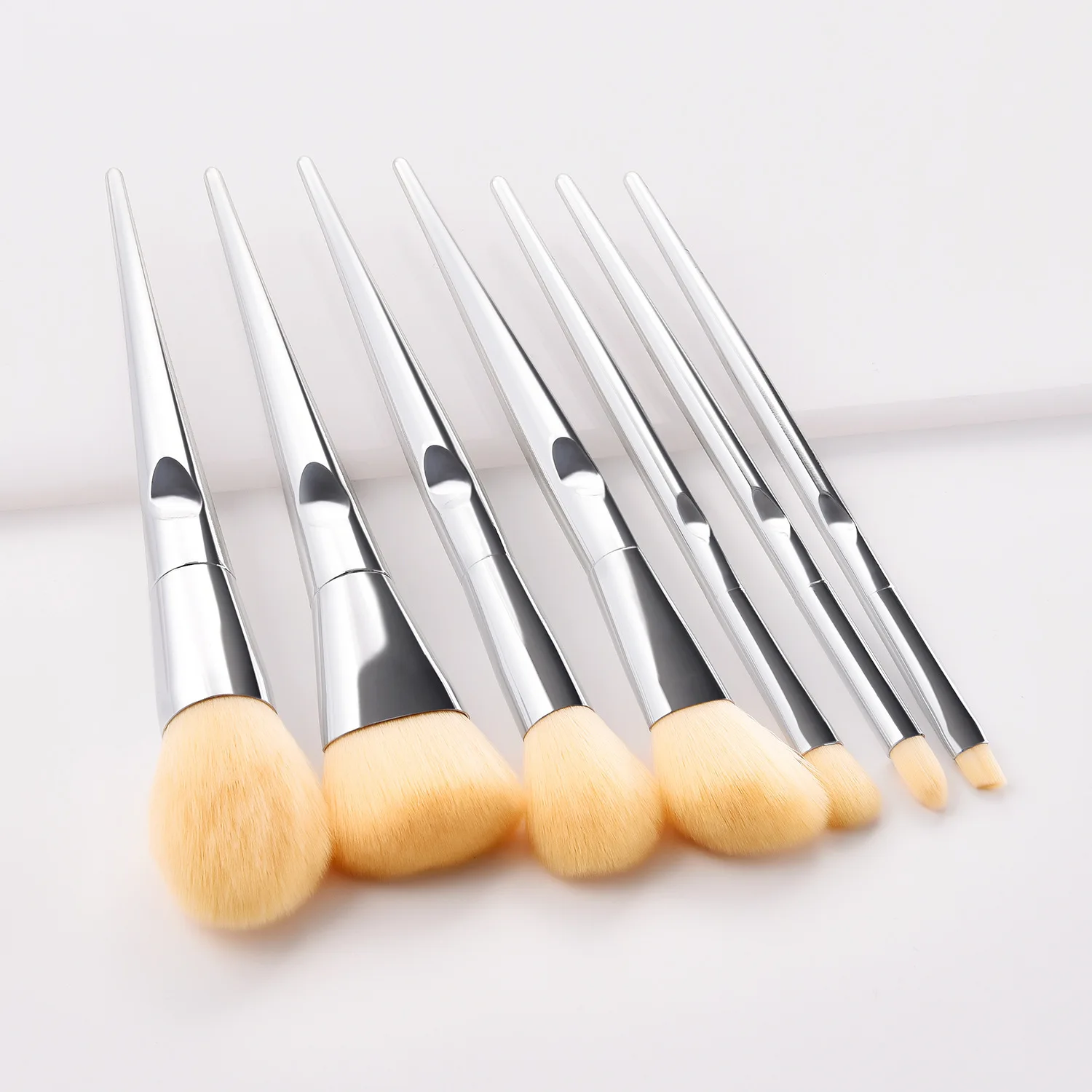 

7pcs Luxury Silver Makeup Brushes Professional Soft Hair Foundation Blush Concealer Make Up Brushes Cosmetic Tools