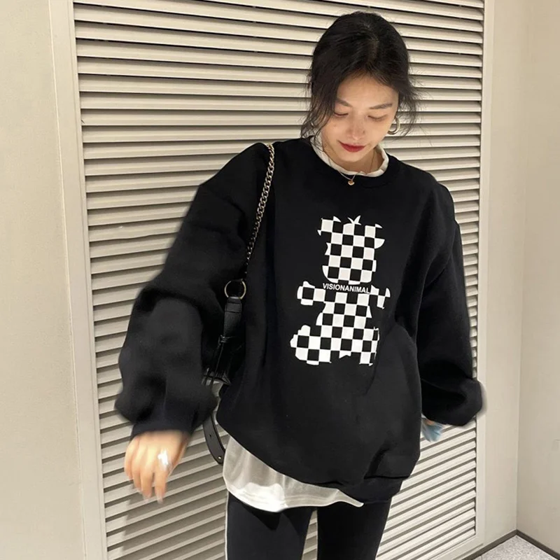 Женский утепленный свитер с круглым вырезом черно-белый свободного покроя из