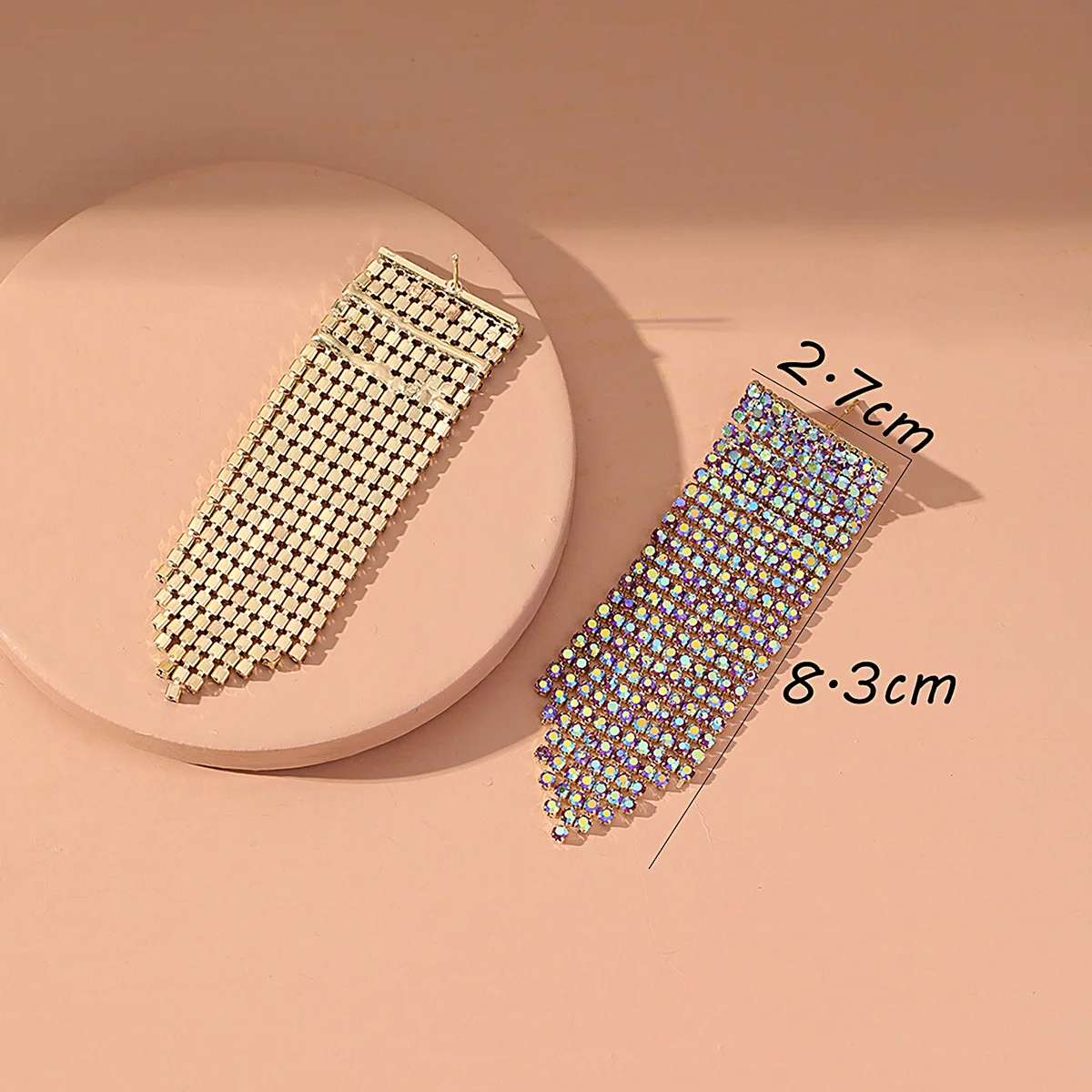 Новое поступление серьги-гвоздики со сверкающими бриллиантами с кисточками