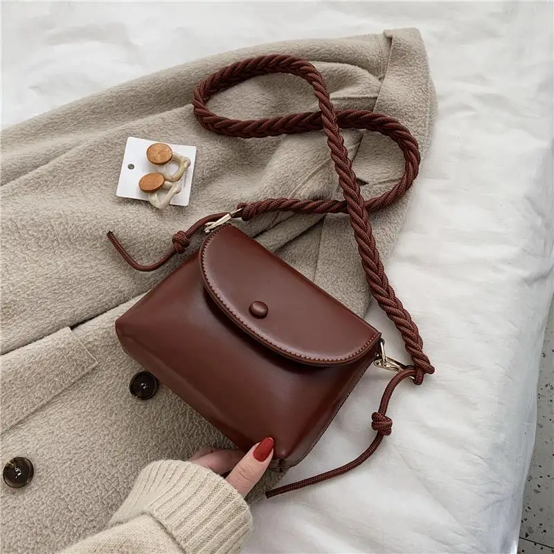 

New texture small bag on the new 2021 web celebrity fashion one shoulder inclined shoulder bag female joker brim small package