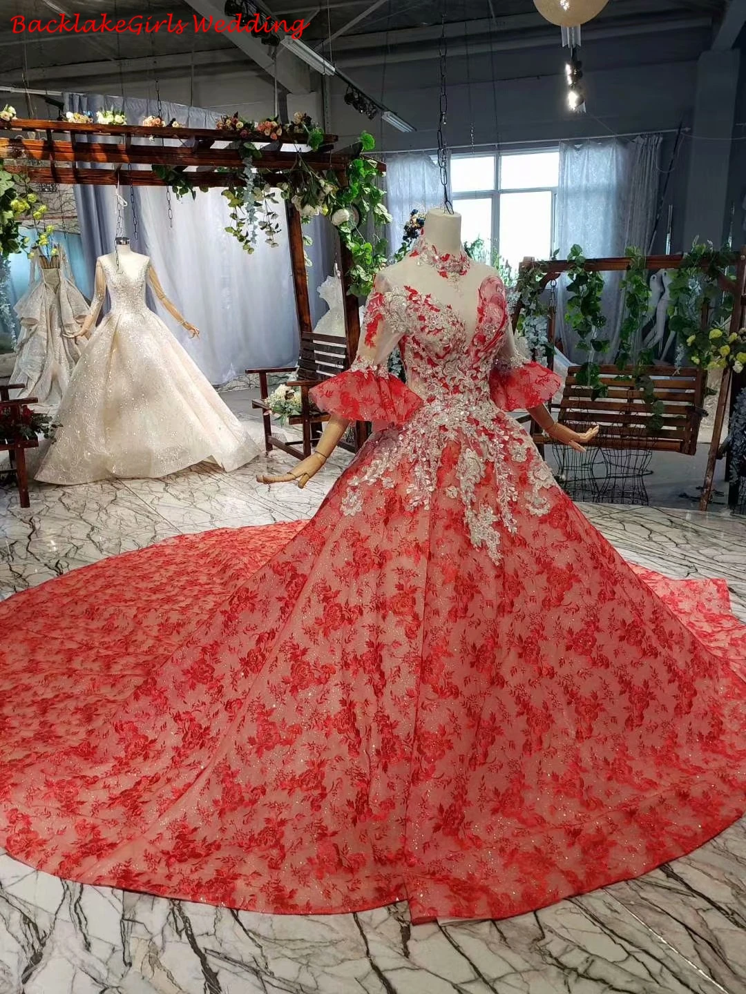 Красное Бальное Платье с ожерельем и Расклешенным рукавом аппликация из цветов