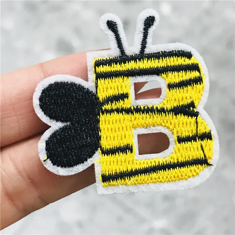 Нашивки с вышивкой букв английского алфавита термоклейкие 1 шт. | Дом и сад