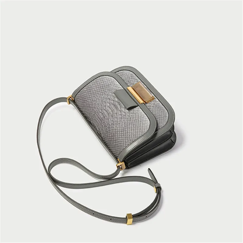 

Fashion retro light and versatile one-shoulder messenger high-quality velvet tofu bag small square bag