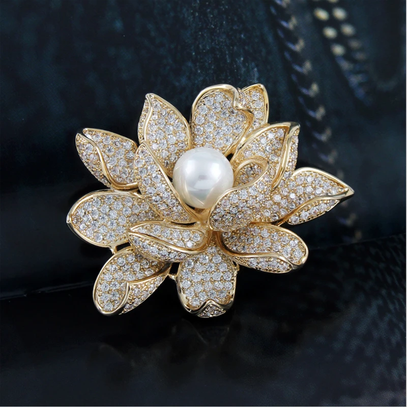 

Женская булавка для воротника с натуральным жемчугом и фианитом