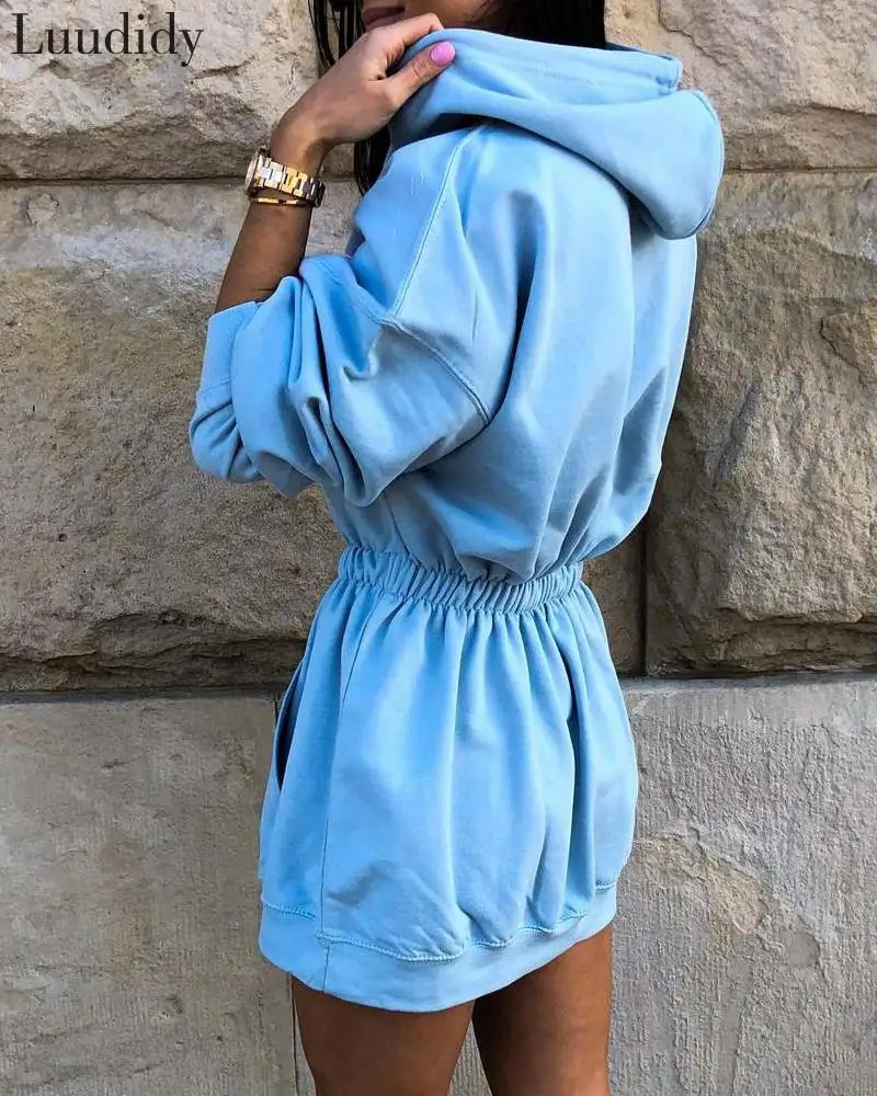 Женское повседневное мини платье на молнии однотонное с капюшоном и длинными