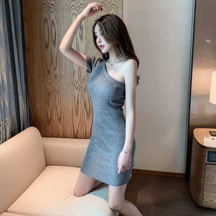 

Женское вечернее платье средней длины, с длинным рукавом