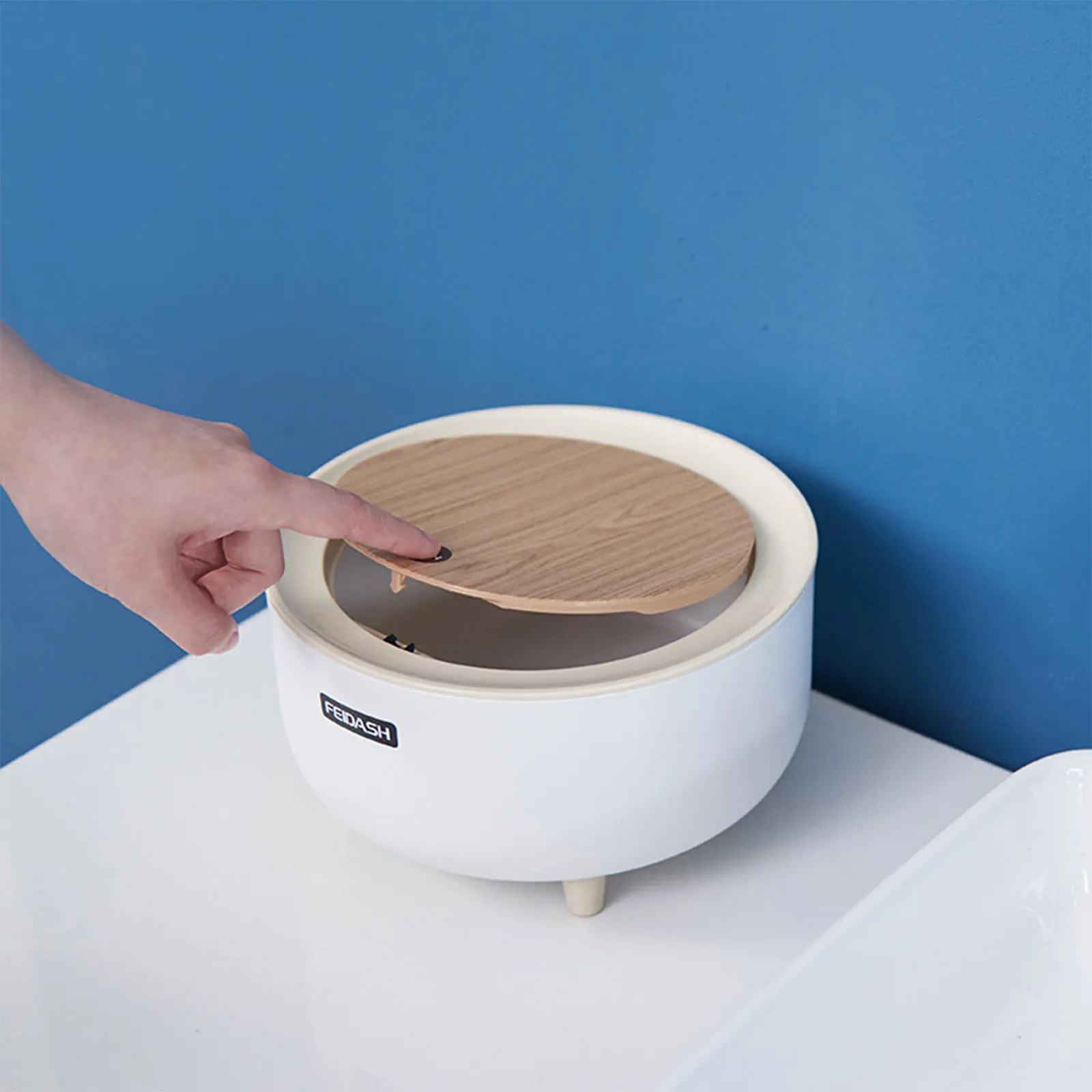 

Desktop Mini Trash Can High Foot Design with Non-slip Mat Press Lid Elastic Buckle Tool Home Car Storage Bucket Dustbin