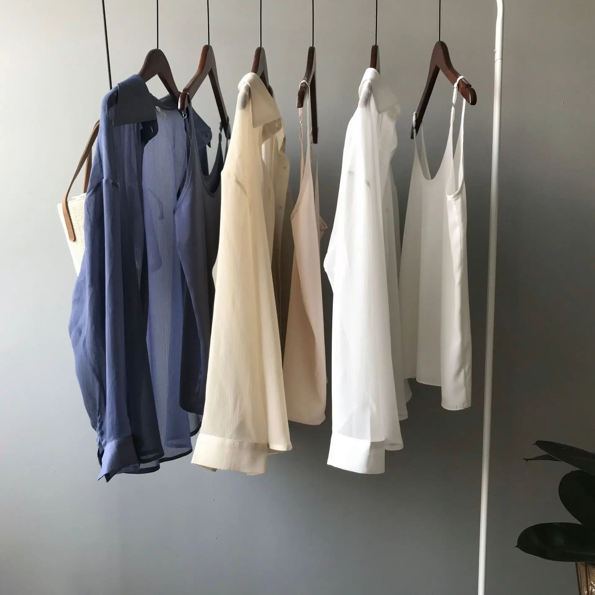 

Summer 2021 Loose Casual Thin Sunscreen Shirt + Halter Vest for Women 2 Pieces Set New Korean Version