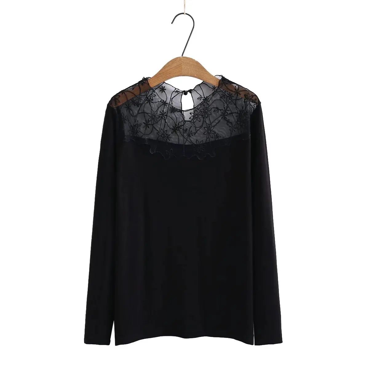 

Женская демисезонная футболка с длинным рукавом и кружевным воротником