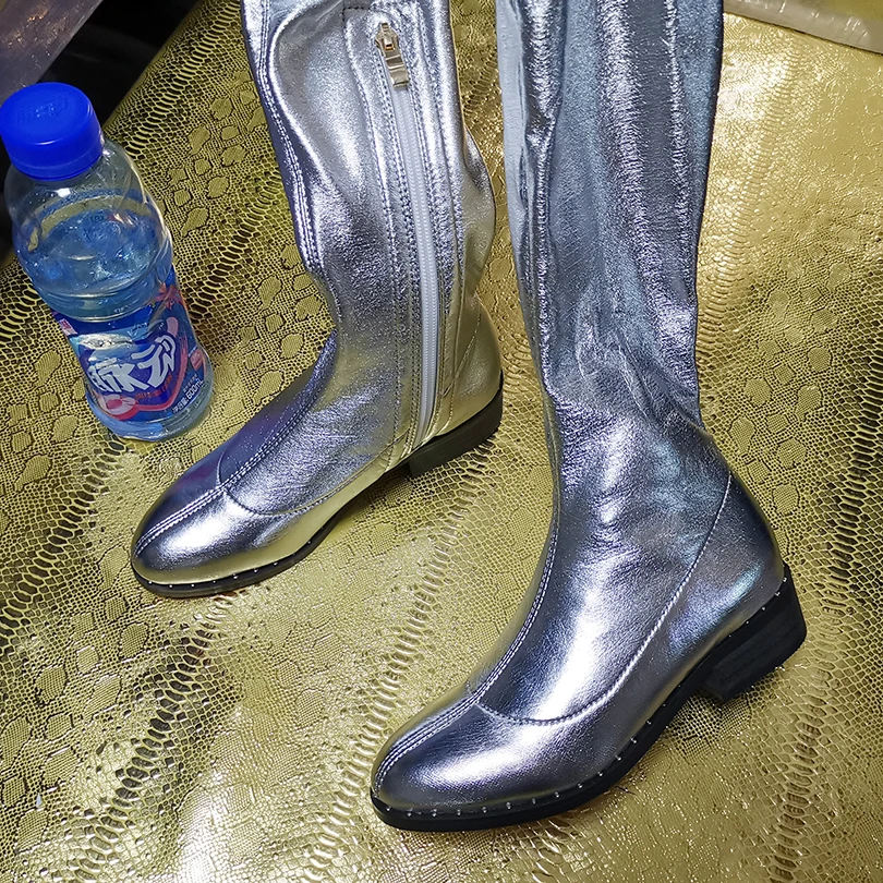 Женские сапоги выше колена на низком каблуке с блестками