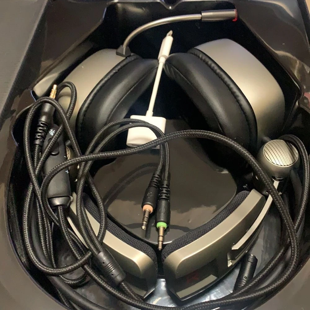 

Game earphone. High end, electronic competition eat chicken earphone (second hand)