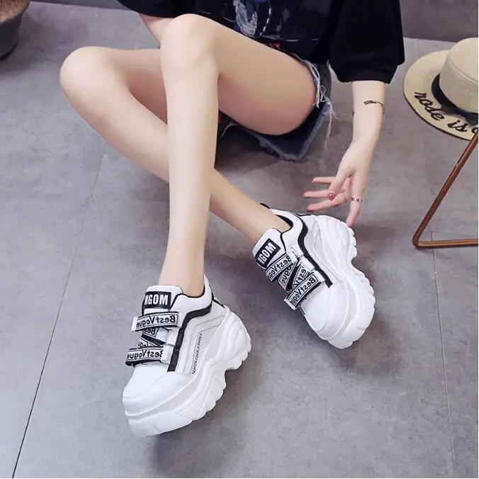 Женские кроссовки с толстой подошвой на подошве цвет белый черный Лоскутная