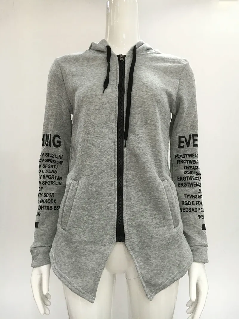 В стиле &quotпетчворк&quot с надписями и длинными рукавами толстовки капюшоном