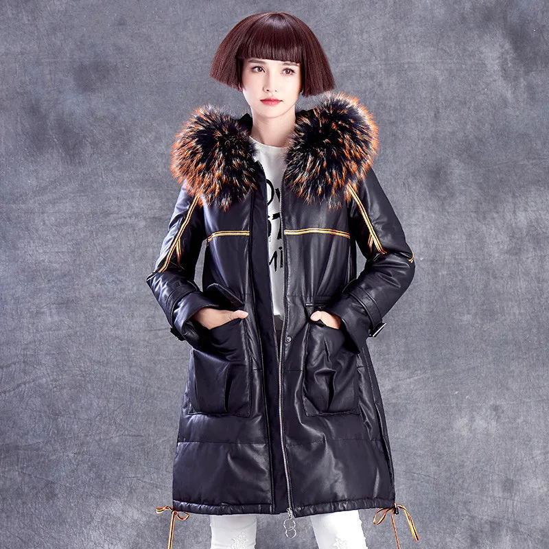 Женское меховое пальто с воротником из натурального меха енота зимнее