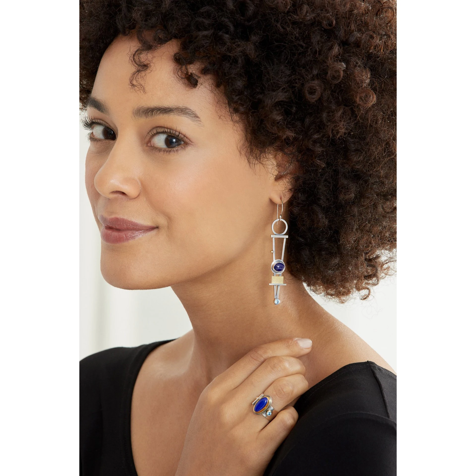 Женские длинные серьги с камнем ажурные двухцветные металлические