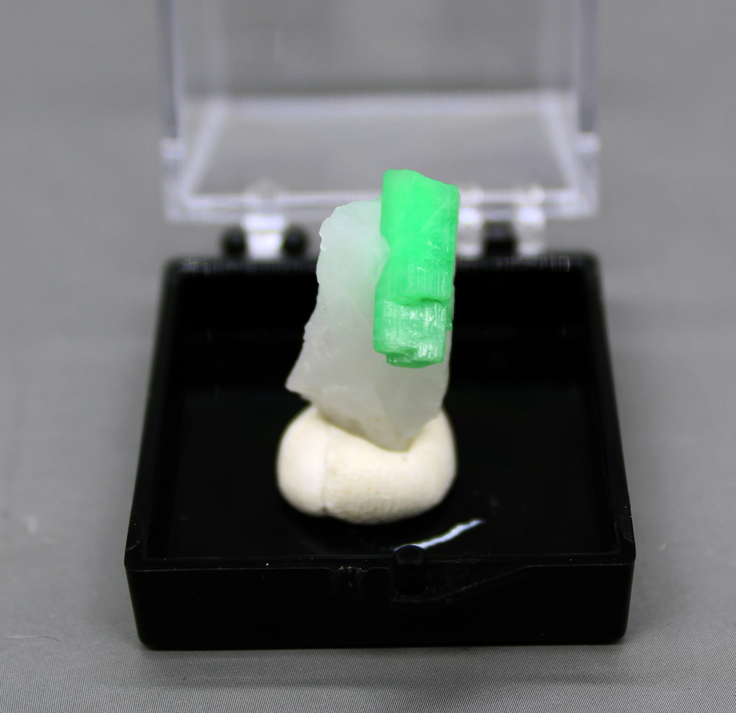 100% натуральный драгоценный камень класса зеленый изумруд минеральные