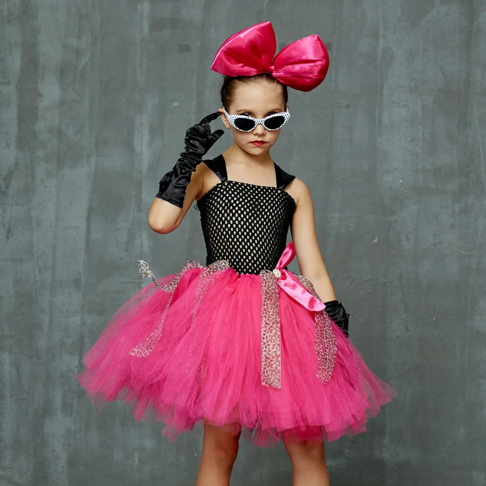 Женское платье-пачка с бантом и повязкой на голову |