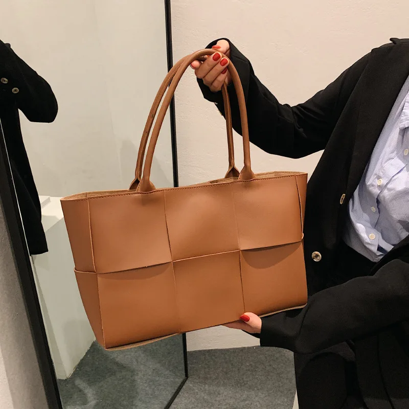 

Новинка Осень-зима 2022, модная дизайнерская плетеная Сумка через плечо, Женская портативная универсальная сумка-тоут, простая женская сумка ...