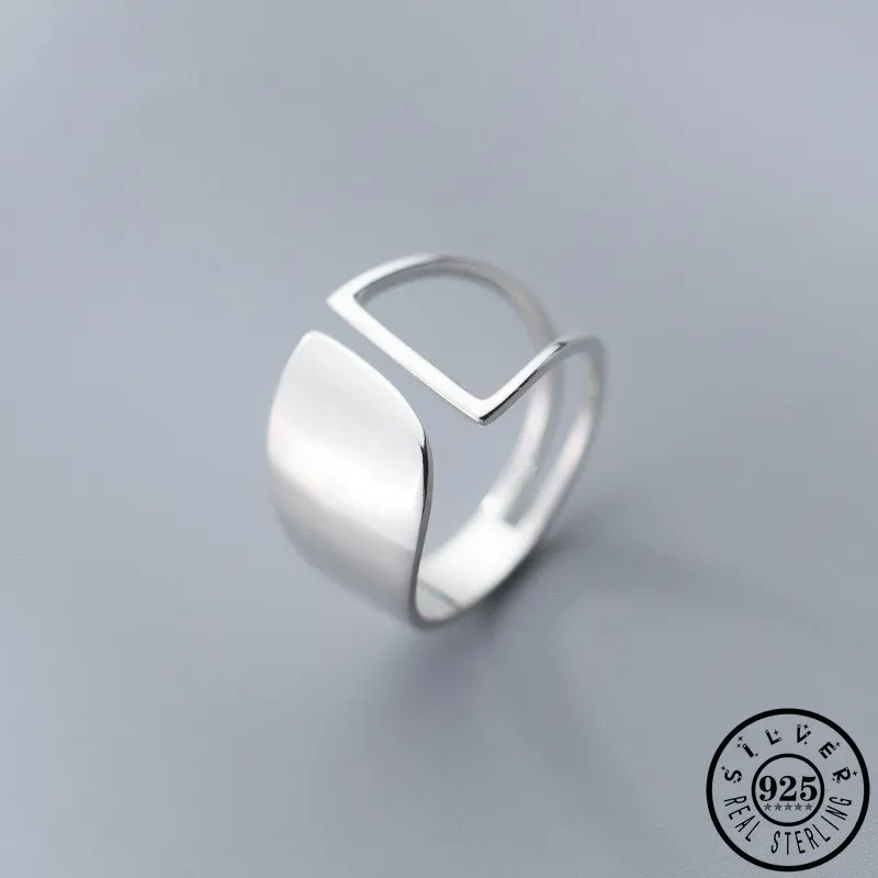 

Женское серебряное широкое кольцо на палец