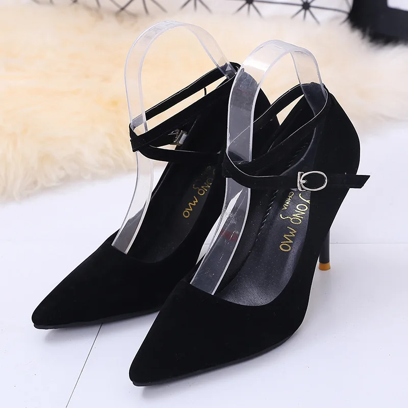 Замшевые туфли с острым носком на высоком каблуке перекрестными ремешками