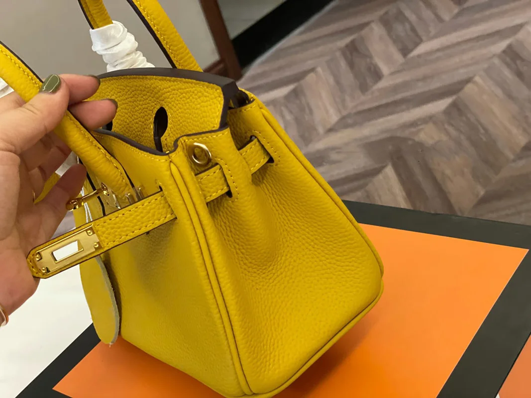 

100908 2021New women's classic handbag straddle bag top layer leather