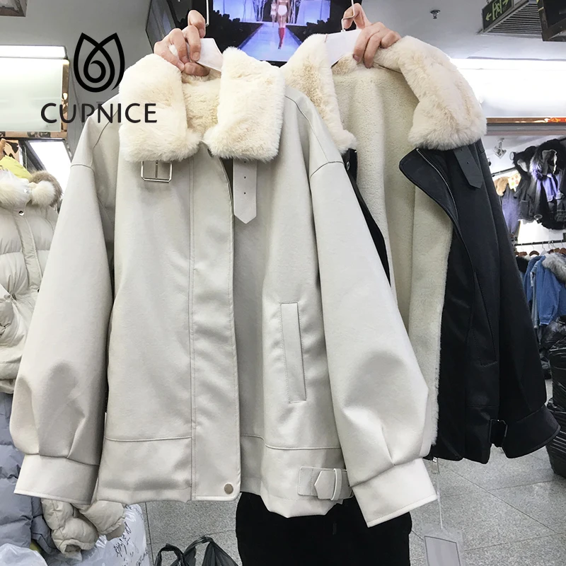 

Новая мотоциклетная одежда CUPNICE из искусственной кожи женское свободное корейское зимнее пальто на молнии с коротким меховым воротником ка...