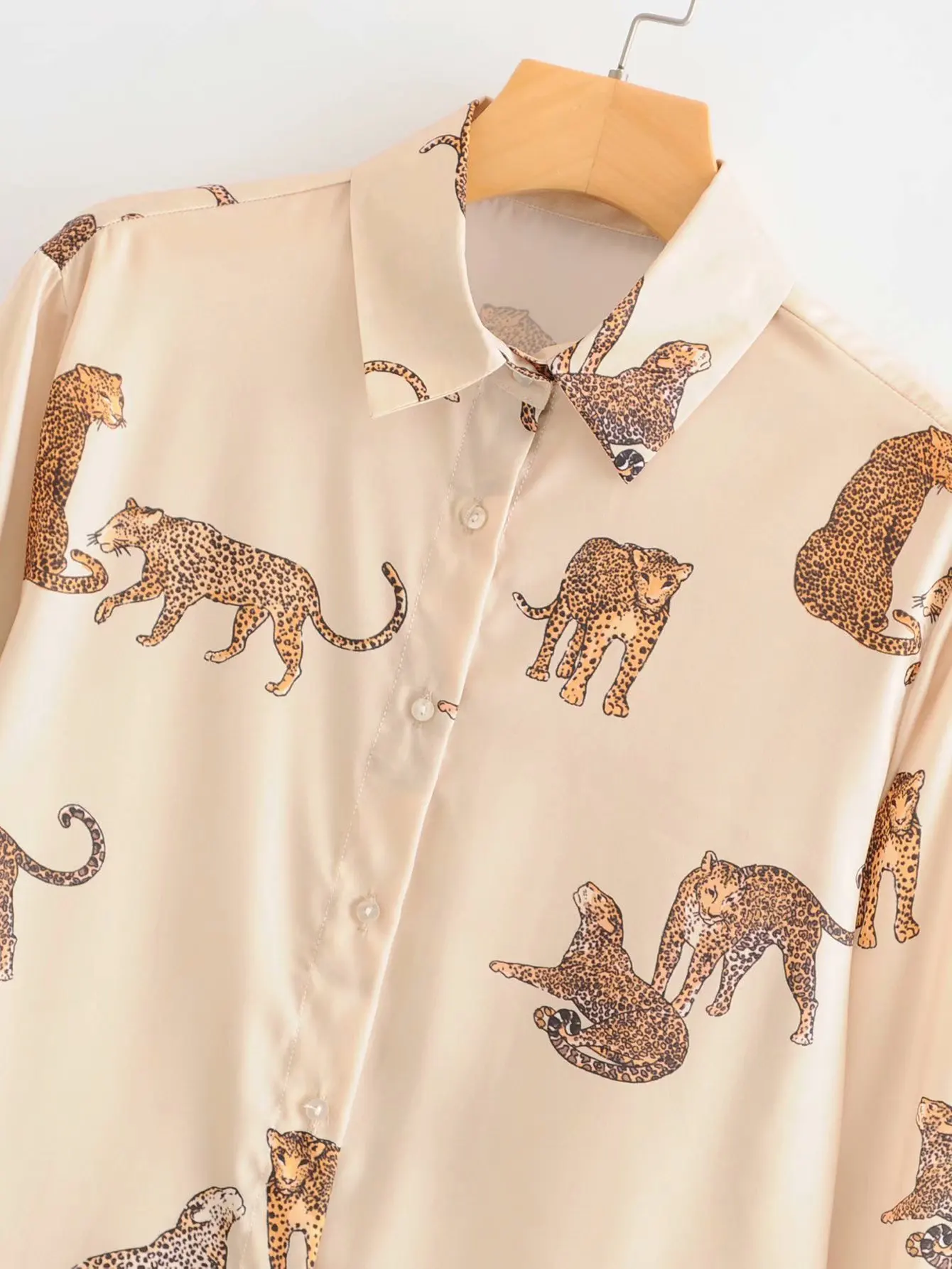 Женская рубашка цвета шампанского с принтом животных на пуговицах длинным
