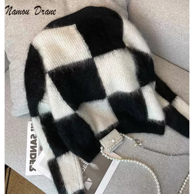 

Sweater Women's Autumn 2021 New Korean Round Neck Black and White Plaid Contrast Color Design Sense Niche Loose Age Reduction