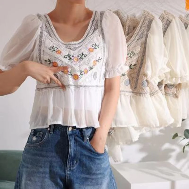 

2021 Autumn Winter New Korean Retro Design Sense Hollow Out Crochet Embroidery Knit Stitching Shirt Short Bubble Sleeve Top