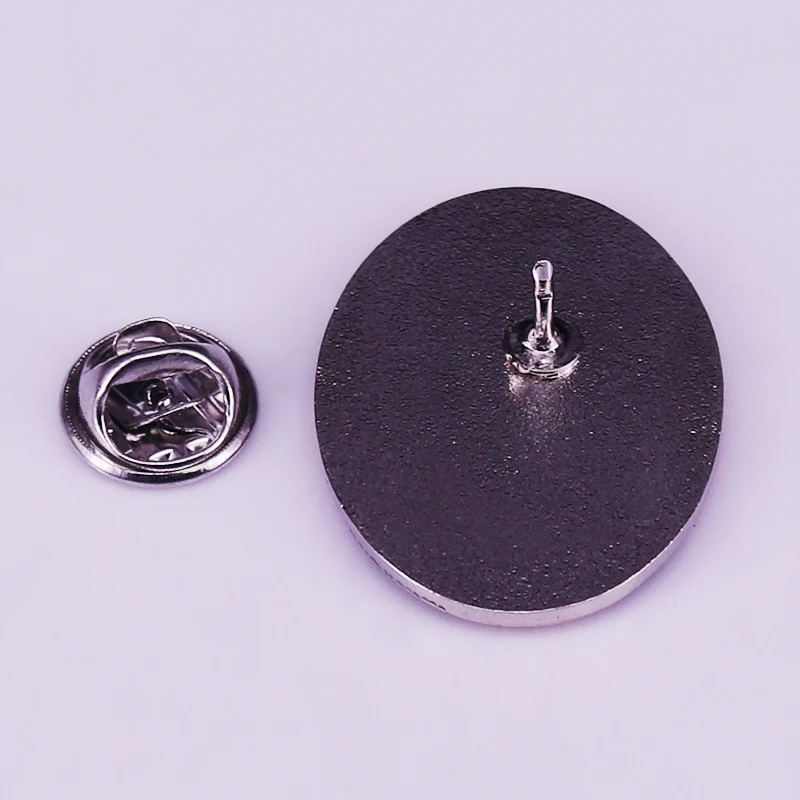 Знаковая эмалированная брошь Bowie с блестящим камнем создана для его внешнего