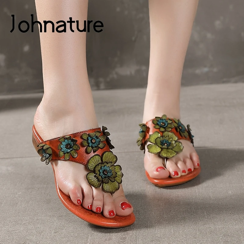 Женские шлепанцы из натуральной кожи Johnature с заклепками и цветами для улицы