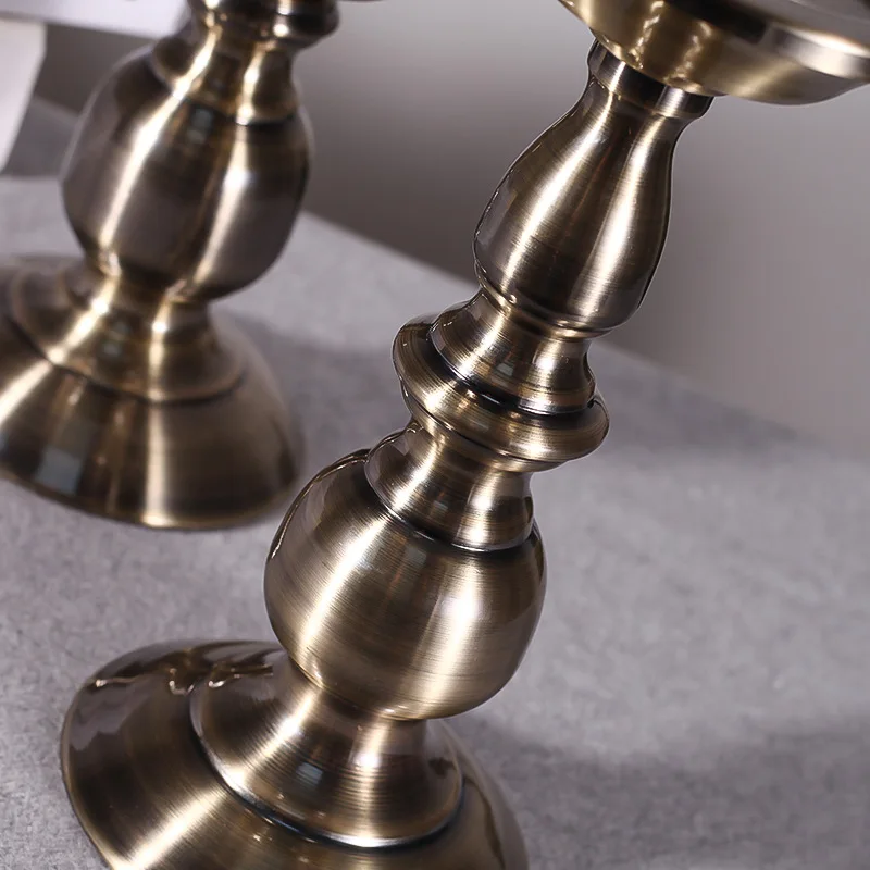 Подставка для свечи в стиле ретро с золотистой бронзовой зернистой свечой