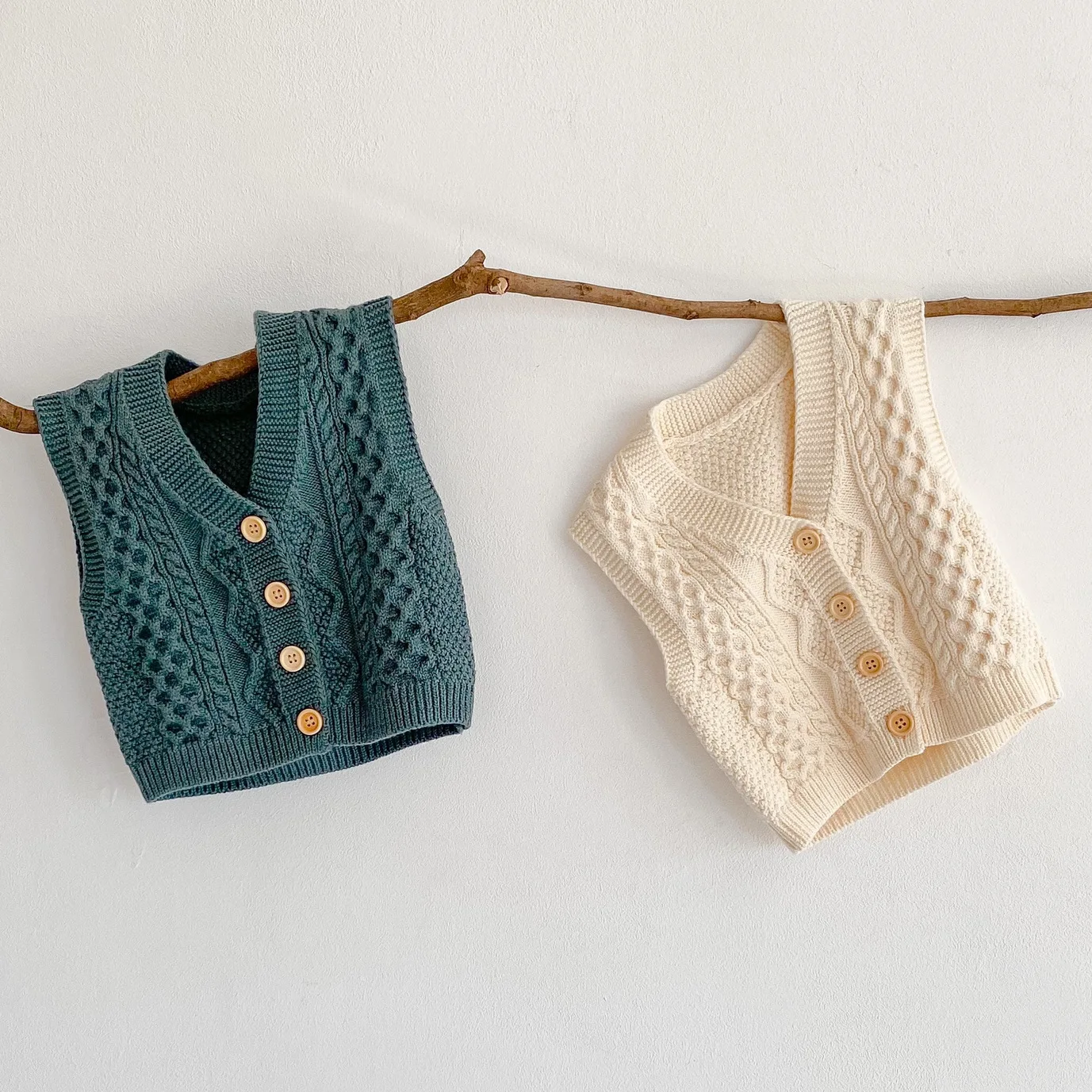 

Трикотажный жилет в европейском стиле для маленьких мальчиков и девочек, жилет без рукавов с V-образным вырезом на весну и осень, 2022, зимняя о...